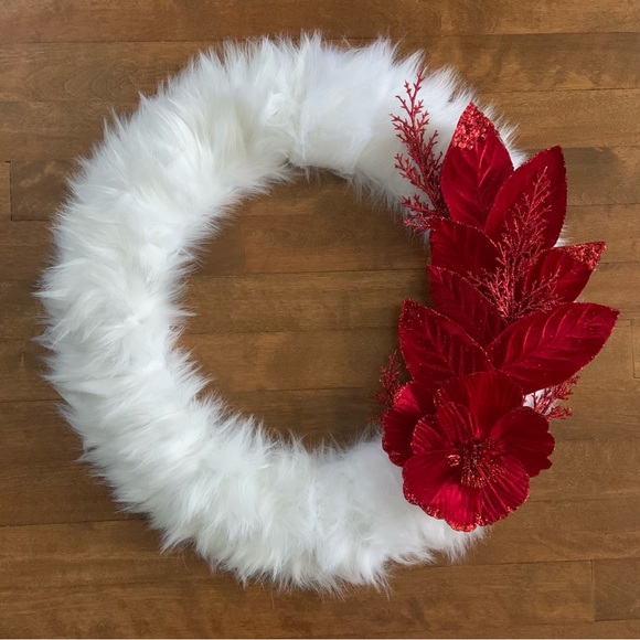 GLAM FAUX FUR HOLIDAY WREATH (WHITE/RED) - Picture 3 of 5